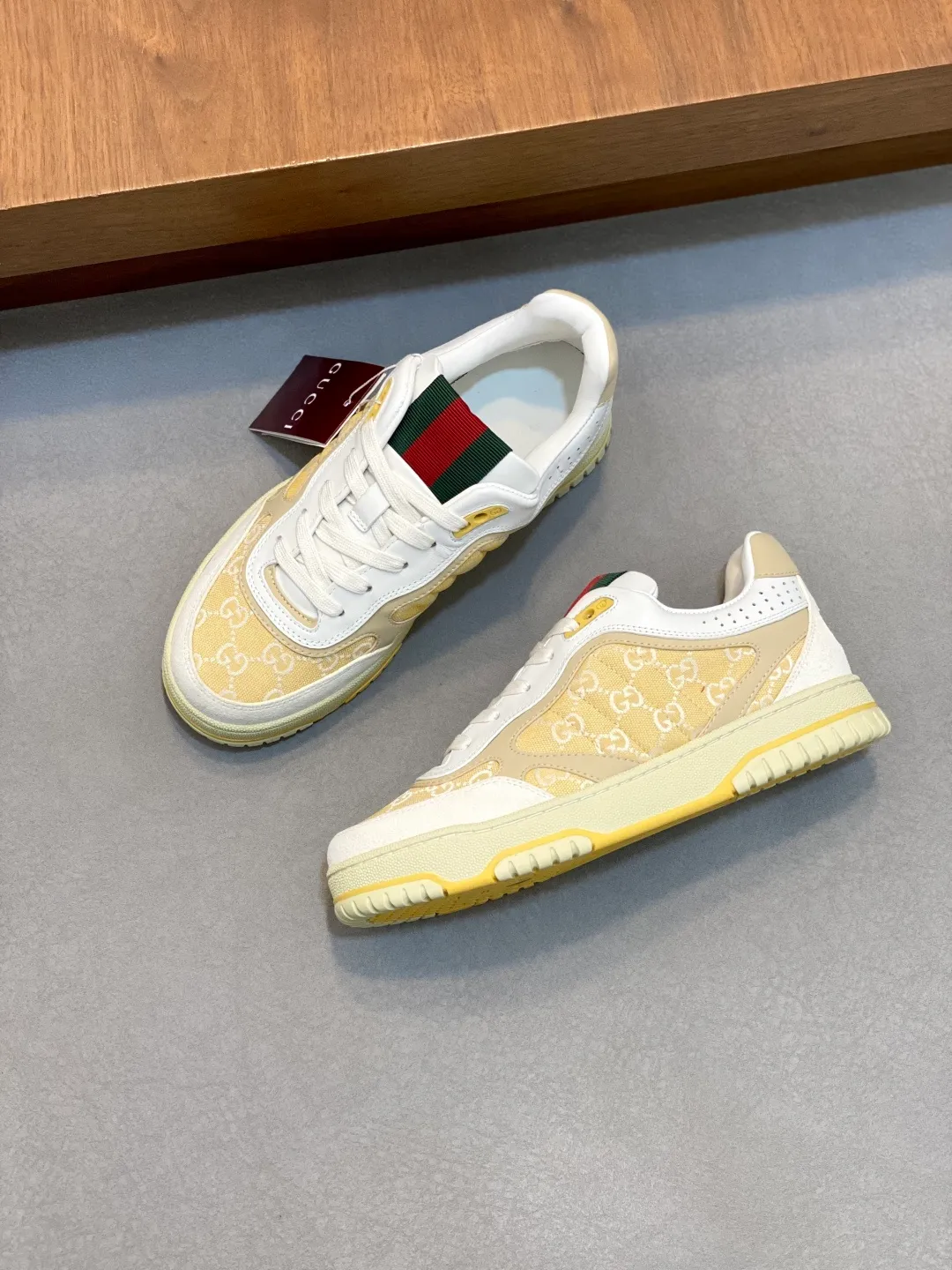 Men's Shoes 💰660 𝐆𝐮𝐜𝐜𝐢 𝐑𝐞-𝐖𝐞𝐛 As the first sneaker created by Sabato De Sarno for Gucci, the Re-Web series reinterprets the brand's classic stripes and sets off the modern silhouette design with bold and unique details. These shoes are crafted from white leather. This new sneaker is ingeniously decorated with many of the brand's classic details, and is equipped with a bright red and green webbing tongue, which will make people fall in love at first sight. White leather treated with a special process for softness and luster, with an embossed grainy texture. Script Gucci logo and interlocking G web label with Interlocking G and script Gucci logo. Rubber outsole with interlocking G detail eyelets. Web tongue. Size: 39-44 (customized for sizes 38 and 45)